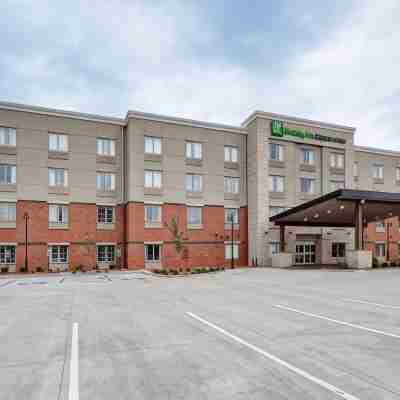 Holiday Inn Express & Suites MANHATTAN by IHG Hotel Exterior