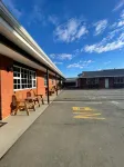 Colonial Motel - parking