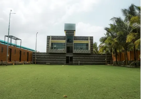 Anand Resort - A Luxury Private Pool Villa in Nashik Отели в г. Пимплед Нейсик