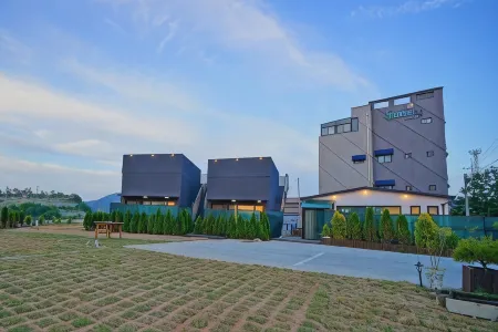 Byeonsanbando the Forest Pension Отели рядом с достопримечательностью «Byeonsan Beach»