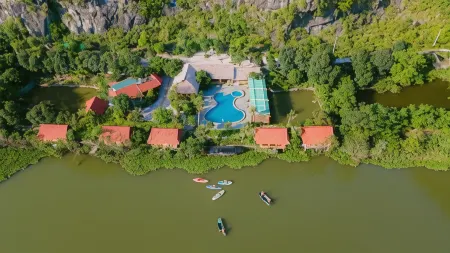 Xuan Son Lakeside Bungalow Отели рядом с достопримечательностью «Bich Dong Pagoda»