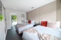 Resort Retreat: Heated Pool, BBQ & Sports Court