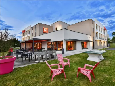 Ibis les Herbiers Отели в г. Тифож