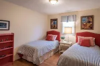 Perfect for couples or the family. Walk downtown, to beach or hiking trails.