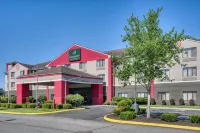 Evergreen Inn & Suites