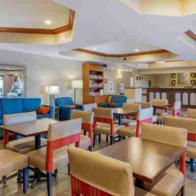 Comfort Suites South Haven Near I-96 Dining/Meeting Rooms