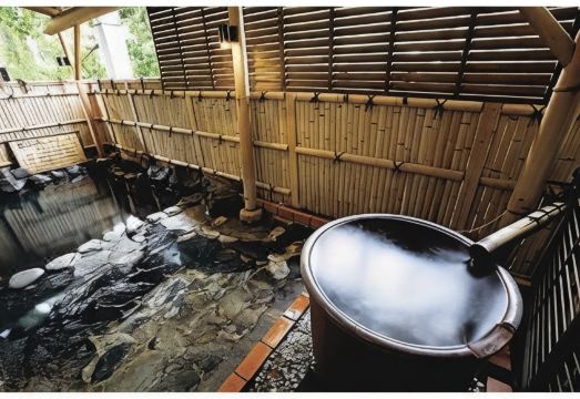 우키하의 정성스러운 식사 제공 모습