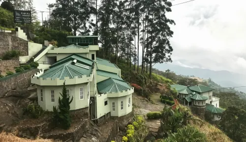Blackwood Hotel and view bungalow Отели в г. Хапутале