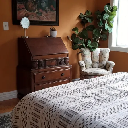 Charming/Private Home on Deodar Pine-lined St.