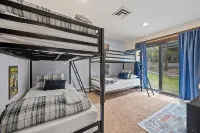 Summerset at Abbey Springs 3 Bdr Steps to Beach! Hotels in Fontana