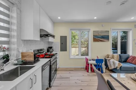 Brand-New Cozy & Spacious 2 Bed/1 Full Bathroom Laneway House Отели рядом с достопримечательностью «Нитоб Мемориал Гарден»