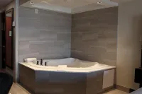 Holiday Inn Express & Suites BRAMPTON by IHG - Hot Tub