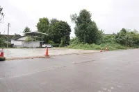 Chompu Nakarin Apartment - parking