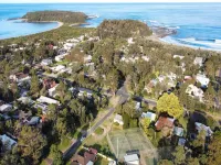 Cosy Getaway with Fireplace and Spacious Backyard Hotels in Broulee