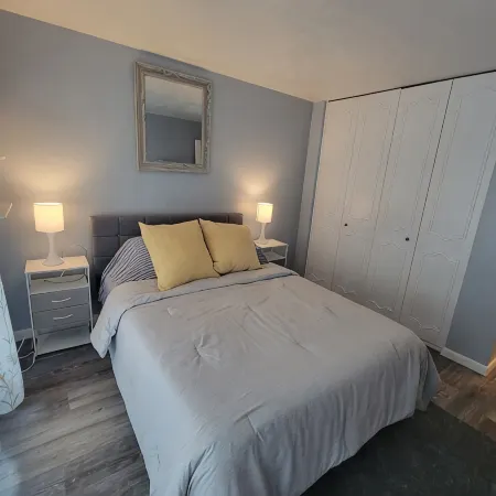 Modern. 5 min to Penn State Breakfast included, King bed, Game Room! Toftrees