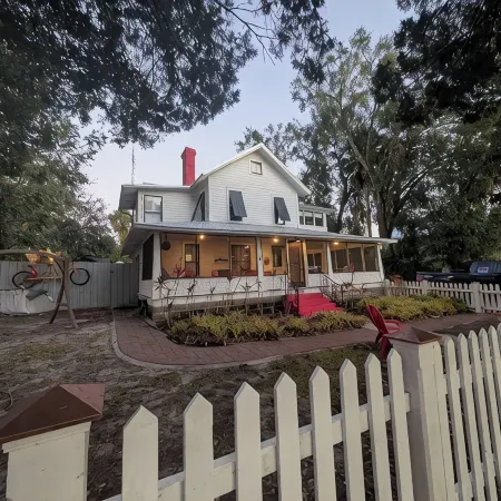 The Flowers House - Downtown Historic Home in the Heart of Mount Dora