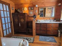 Cozy Cabin on 11 acres w/ Lake&Mtn Views. wifi, great cell svc moderated AC.