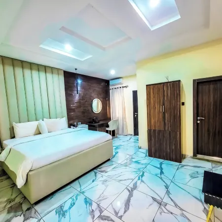 Creestar Hotel and Suites