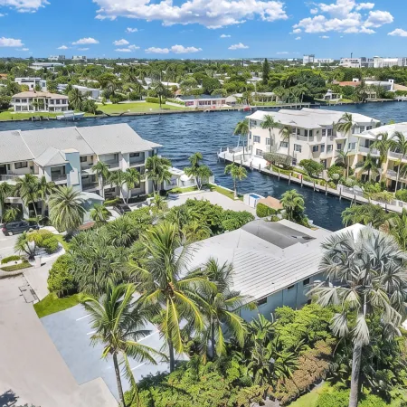 Beautiful & Spacious Waterfront Condo, Walk to the Beach, on Canal, 2 Bed/2 Bath