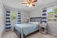 4-bedroom house in brilliant Clear Lake with AC, WiFi. Enjoy your stay