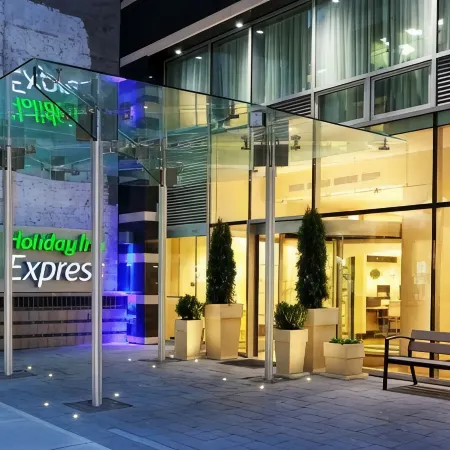 Holiday Inn Express MANHATTAN TIMES SQUARE SOUTH by IHG Отели рядом с достопримечательностью «Парк Брайант»