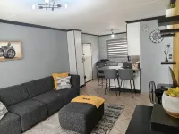 2 Bedroom apartment with 2 queen size beds & a cot, 10 minutes from JHB Airport. - 무료 와이파이