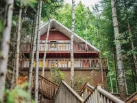 Charming Lakefront Cottage w/ Hot Tub & Fire Pit, WiFi Hotels in Faraday