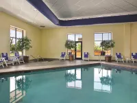 Embassy Suites by Hilton Minneapolis North - Kolam Renang