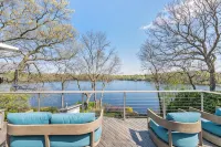 Majestic lakefront 3-bedroom with pool, hot tub, water sports and birdwatching
