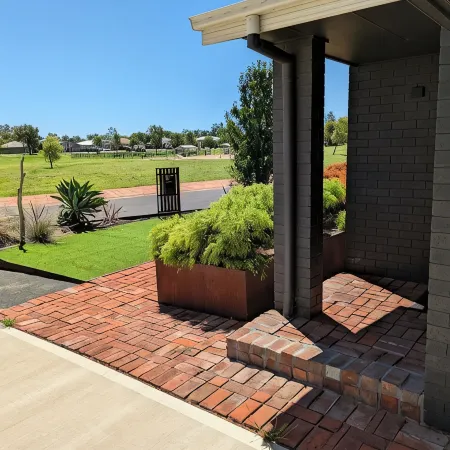 On the Park-Modern 4 Bedroom 3 living Area Home 100m to Parks a& Shopping Centre