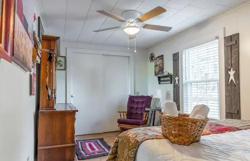 Relaxing 3/2 House Family Friendly & Pet Friendly with huge picnic pavilion