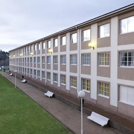 Residencia Universitaria Resa Siglo XXI Отели рядом с достопримечательностью «Куль­тур­но-раз­вле­ка­тель­ный центр «Колизей» в Ла-Корунье»