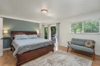 Villa Vino! Spacious 6Bd + Hot Tub in Wine Country - 4-Star