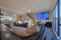 Elegant 3-Storey with Garage Parking by Latimer Sq - วิลล่า