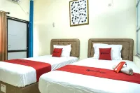 RedDoorz Near H. Hasan Aroeboesman Airport