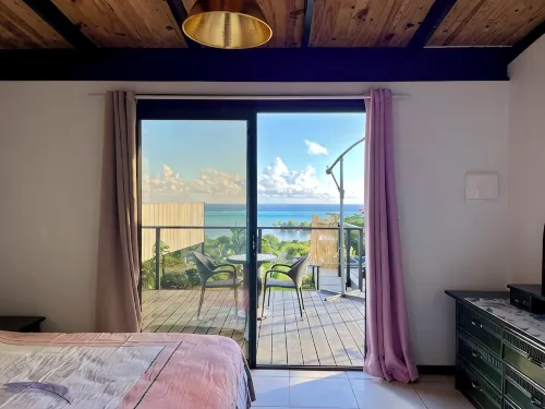 Bungalow with magnificent lagoon and mountain views, in a natural setting