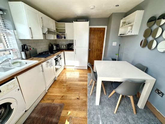 Bright Brixton Apartment | Quick Access to Central London
