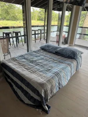 Grandpa’s cozy cabin in Arlington with WiFi, AC, grill,fishing, pedal boat,kayak