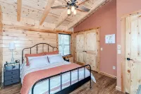 Peaceful 3BR Cabin Retreat w/Hot Tub-Near Wineries, Geneva-on-the-Lake & Spire