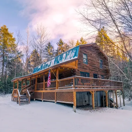 Log Cabin+ 5 Min to Ski Okemo! + Hot Tub!