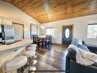 The Sunflower Cabin - Pets, Continuous hot water, Traeger grill, Starlink, AC 헤버 호텔