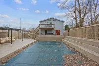 Green Destiny! 7min to DT Cincy, Pool & Hot tub