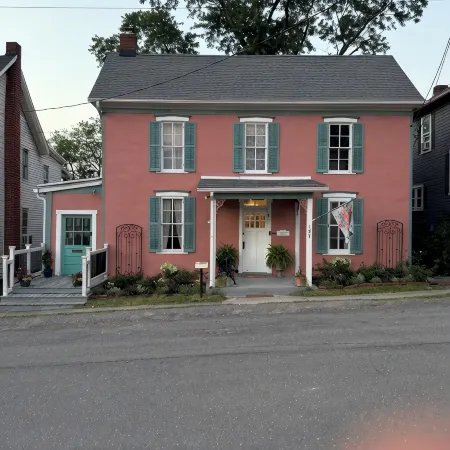 Restored 1870s 4BR, 2.5 bath, formal dining, in the heart of Berkeley Springs