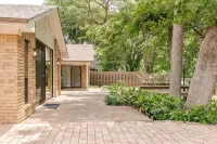 Cozy Up at the Bear’s Nest – Your Peaceful Retreat on the Brazos