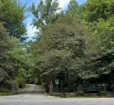 Simple Charming 2-bedroom cabin in Whittier NC, 14 miles from Cherokee - Chalets