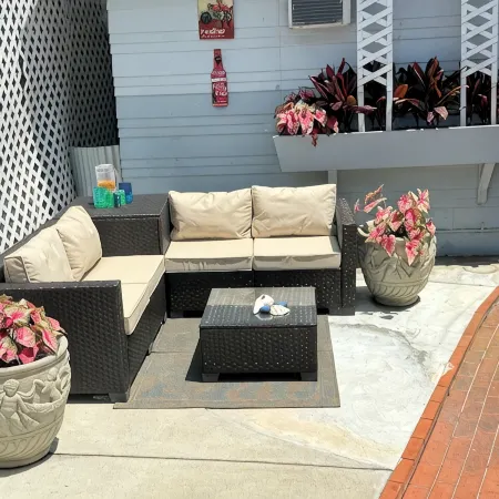 La Jolla White Door Cottage walking distance to beach, cove, shops, &restaurants