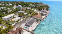 OCEANFRONT HAVEN-35 Steps Into SEA! Private POOL,BEACH 10min Walk. 10%week-off! Hotels in 