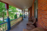 Atv-snowmobile Trail, Close to Marquette, Parking, 9 bedrooms, sleeps 18 People. - Homestays