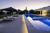 Palm Beach Luxury with Hinterland Views - Homestays
