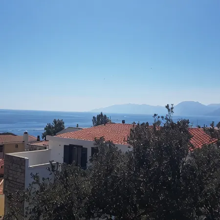 Attic with sea view just 30 meters from the beaches with parking space in the courtyard!
